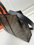 Louis Vuitton Classic Logo Embossed Casual briefcase Diagonal Span Bag Size: 31.0 x 39.0 x 8.5 CM