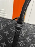 Louis Vuitton Classic Logo Embossed Casual briefcase Diagonal Span Bag Size: 31.0 x 39.0 x 8.5 CM