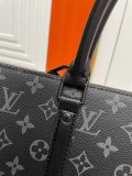 Louis Vuitton Classic Logo Embossed Casual briefcase Diagonal Span Bag Size: 31.0 x 39.0 x 8.5 CM