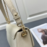 Louis Vuitton New Classic Fashion Twist Letter Handbag Crossbody Bag Size: 23.5x12x7CM