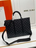 Louis Vuitton Classic Logo Embossed Casual briefcase Diagonal Span Bag Size: 31.0 x 39.0 x 8.5 CM