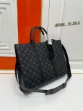 Louis Vuitton Classic Logo Embossed Casual briefcase Diagonal Span Bag Size: 31.0 x 39.0 x 8.5 CM
