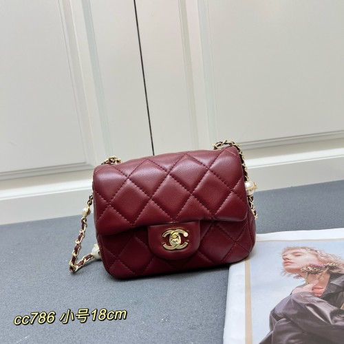 Chanel New Classic Versatile Pearl Chain Cross Bag Size: 18CM