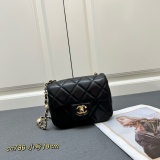 Chanel New Classic Versatile Pearl Chain Cross Bag Size: 18CM