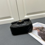 Chanel New Classic Versatile Pearl Chain Cross Bag Size: 18CM