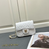 Chanel New Classic Versatile Pearl Chain Cross Bag Size: 18CM