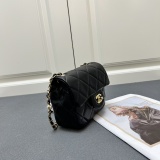 Chanel New Classic Versatile Pearl Chain Cross Bag Size: 18CM