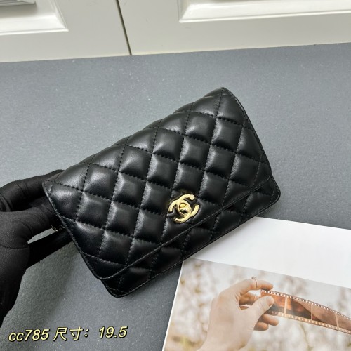 Chanel New Classic Versatile Pearl Chain Cross Bag Size: 19.5 CM