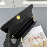 Chanel New Classic Versatile Pearl Chain Cross Bag Size: 19.5 CM