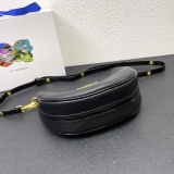 Prada Classic Retro Leather Crescent Bag Size: 24 × 15 × 8 CM