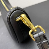 Prada Classic Retro Leather Crescent Bag Size: 24 × 15 × 8 CM