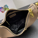 Prada Classic Retro Leather Crescent Bag Size: 24 × 15 × 8 CM