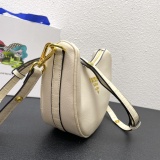 Prada Classic Retro Leather Crescent Bag Size: 24 × 15 × 8 CM
