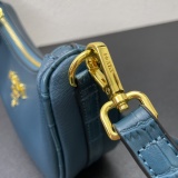 Prada Classic Retro Leather Crescent Bag Size: 24 × 15 × 8 CM