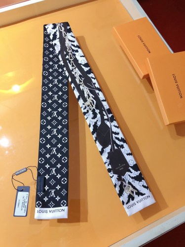 Louis Vuitton Classic Chain Silk Double Sided Hair Strap Size: 8X120 CM