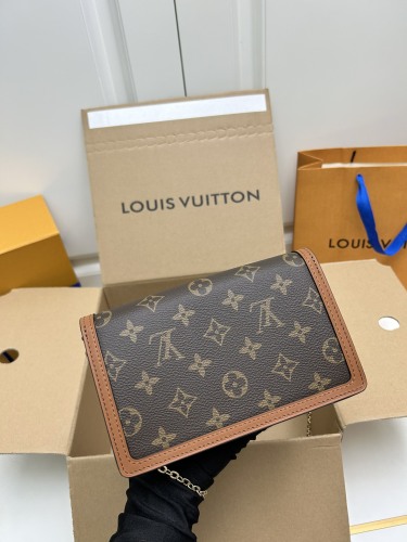Louis Vuitton New Classic Logo Flip Bag Postman Bag Size: 21 × 12 × 5 CM
