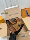 Louis Vuitton New Classic Logo Flip Bag Postman Bag Size: 21 × 12 × 5 CM