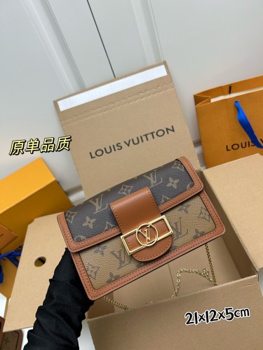 Louis Vuitton New Classic Logo Flip Bag Postman Bag Size: 21 × 12 × 5 CM