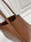 Prada Classic Leather Handbag Size: 25 × 18.5 × 12.5 CM