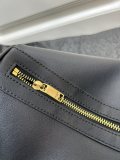 Yves Saint Laurent Fashion Soft Leather Handbag Lunch Box Bag Size: 28 × 15 × 9 CM