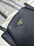 Prada Classic Leather Handbag Size: 25 × 18.5 × 12.5 CM