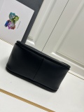 Prada Classic Leather Handbag Size: 25 × 18.5 × 12.5 CM