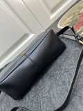 Yves Saint Laurent Fashion Soft Leather Handbag Lunch Box Bag Size: 28 × 15 × 9 CM
