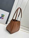 Prada Classic Leather Handbag Size: 25 × 18.5 × 12.5 CM
