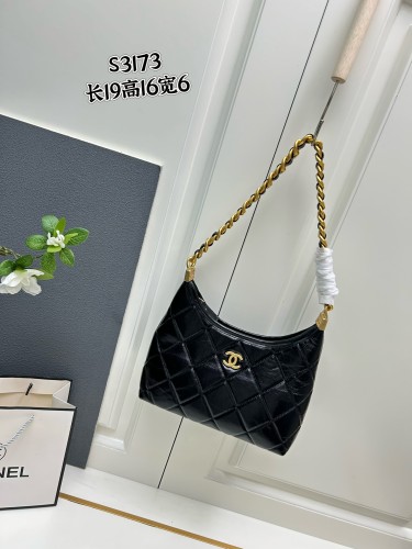 Chanel Classic Leather Casual Chain Bag Crossbody Bag Size: 24 × 20 × 8 CM