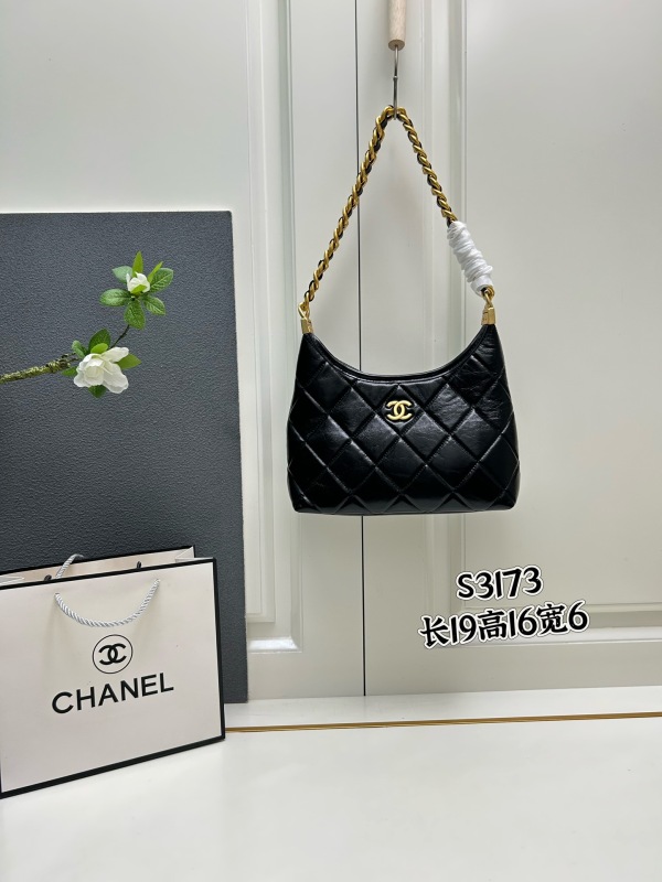 Chanel Classic Leather Casual Chain Bag Crossbody Bag Size: 24 × 20 × 8 CM