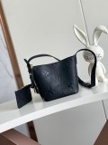 Louis Vuitton Simple Logo Embossed Lock Bucket Bag Shoulder Bag Size: 18x12x16CM