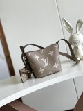 Louis Vuitton Simple Logo Embossed Lock Bucket Bag Shoulder Bag Size: 18x12x16CM