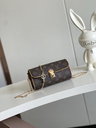 Louis Vuitton Mini Classic Logo Lock Flip Chain Crossbody Bag Size: 11x6x20.5CM