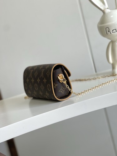 Louis Vuitton Mini Classic Logo Lock Flip Chain Crossbody Bag Size: 11x6x20.5CM