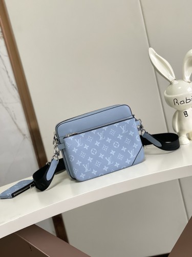 Louis Vuitton Classic Full Logo Postman Bag Crossbody Bag Size: 25x18.5x7CM