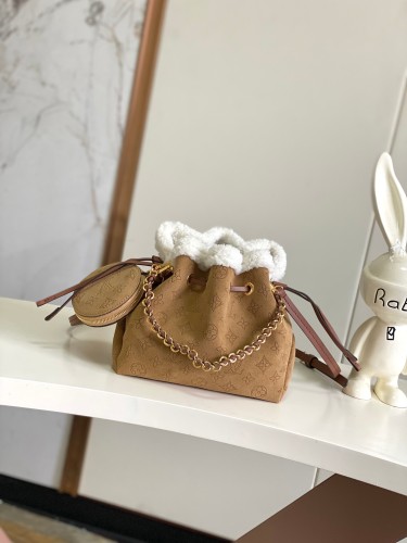 Louis Vuitton Ski Suede Leather Shoulder Bag Crossbody Bag Size: 22x14x19CM