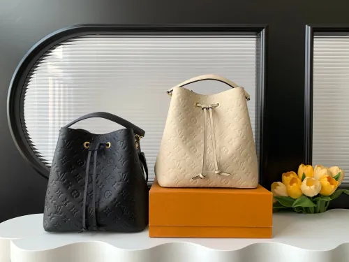 Logo Embossed Drawstring Cowhide Bucket Bag Single Shoulder Crossbody Bag Size: 26x26x17.5CM