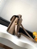 Louis Vuitton Pochette Metis Logo Embossed Lock Postman Bag Single Shoulder Crossbody Bag Size: 25x19x7CM