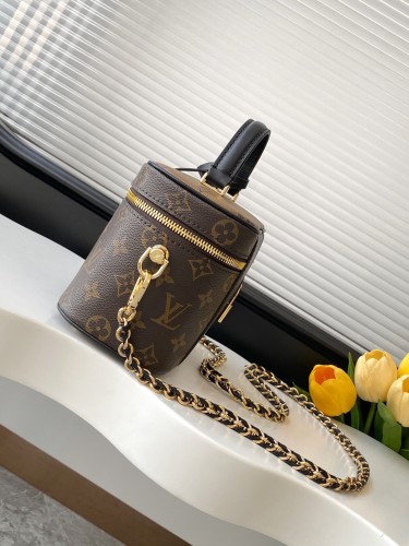Louis Vuitton Classic Logo Printed Handbag Single Shoulder Crossbody Bag Size: 11x13x19CM