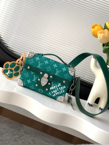 Louis Vuitton Fashion Soul Trunk Claw Print Handbag Single Shoulder Crossbody Bag Size: 19x15x7CM