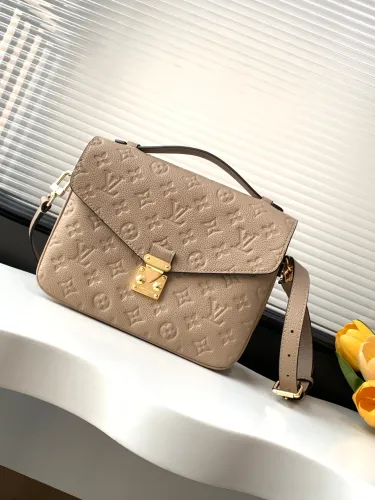 Louis Vuitton Pochette Metis Logo Embossed Lock Postman Bag Single Shoulder Crossbody Bag Size: 25x19x7CM