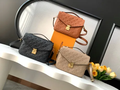 Louis Vuitton Pochette Metis Logo Embossed Lock Postman Bag Single Shoulder Crossbody Bag Size: 25x19x7CM