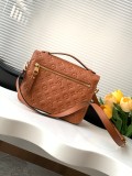 Louis Vuitton Pochette Metis Logo Embossed Lock Postman Bag Single Shoulder Crossbody Bag Size: 25x19x7CM