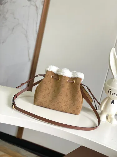Louis Vuitton Ski Suede Leather Shoulder Bag Crossbody Bag Size: 22x14x19CM