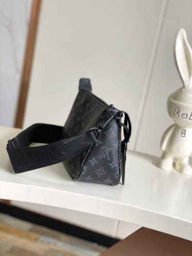 Louis Vuitton Classic Logo Printed Pochette Accessory Crossbody Bag Size: 28x16.5x9CM