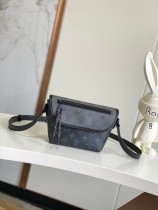 Louis Vuitton Mini Classic Logo Printed Flip Shoulder Bag Size: 16x5x22.5CM Louis Vuitton Mini Classic Logo Printed Flip Shoulder Bag Size: 16x5x22.5CM
