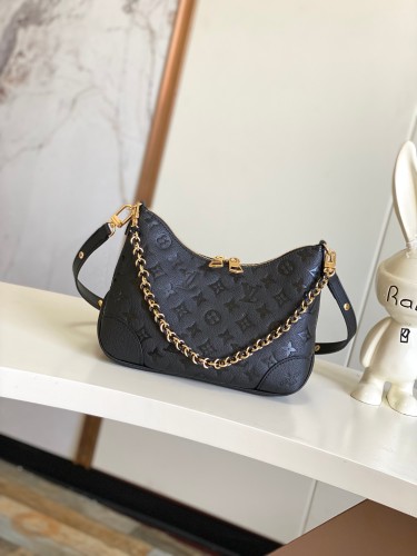 Louis Vuitton Classic Boulogne Embossed Logo Bullhorn Underarm Bag Size: 16 x 9.5 x 29CM