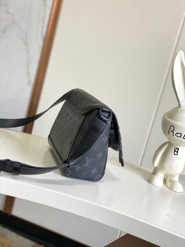 Louis Vuitton Classic Logo Printed Flip Cover Postman Bag Single Shoulder Crossbody Bag Size: 17x11x26.6CM