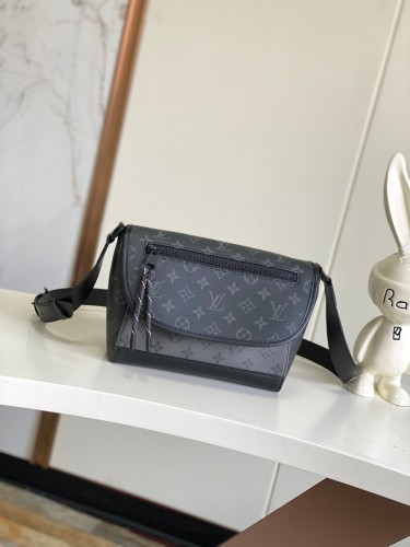 Louis Vuitton Classic Logo Printed Flip Cover Postman Bag Single Shoulder Crossbody Bag Size: 17x11x26.6CM
