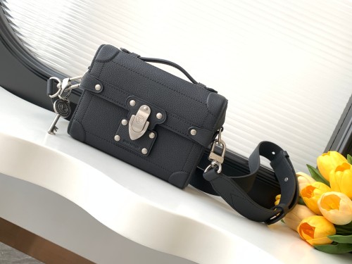 Louis Vuitton Soul Trunk Leather Flip Shoulder Bag Size: 19x15x7CM